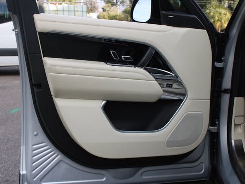 Used 2023 Land Rover Range Rover SE image 13