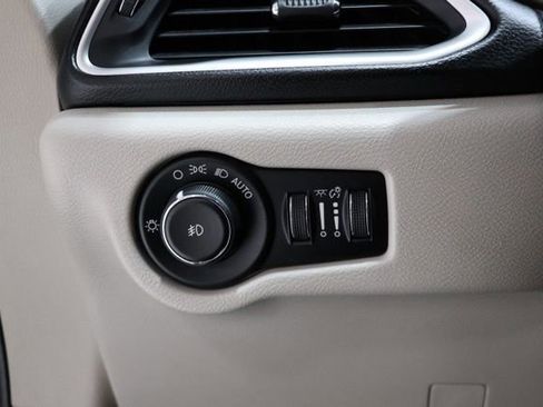 Used 2017 Chrysler Pacifica Touring-L FWD image 18