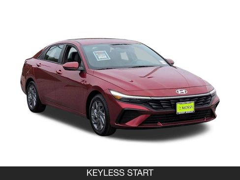 Used 2024 Hyundai Elantra SEL image 2