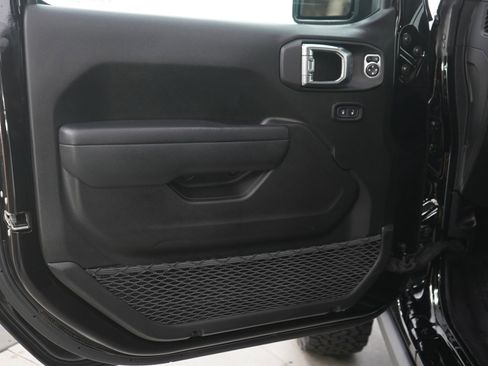 Used 2025 Jeep Wrangler Unlimited Rubicon w/ Dual Top Group AWD/4WD image 18