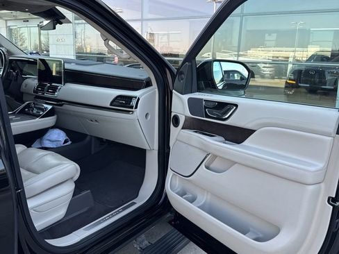 Used 2018 Lincoln Navigator Select w/ Technology Package image 31