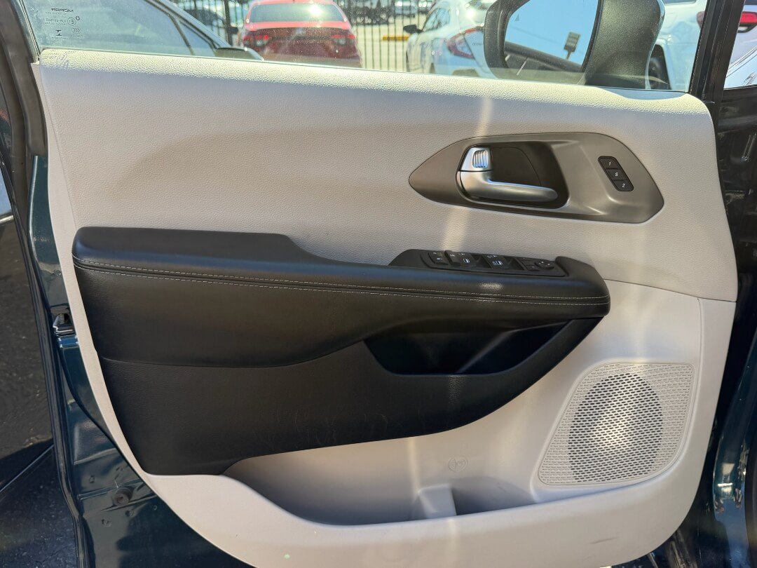 Used 2023 Chrysler Pacifica Touring-L FWD image 7