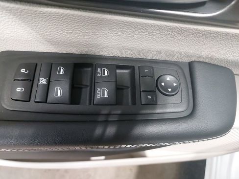 Used 2024 Chrysler Pacifica Touring-L FWD image 28