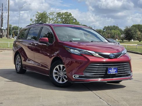 Used 2021 Toyota Sienna XLE FWD image 2