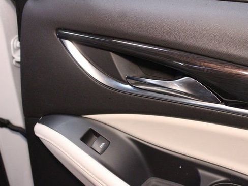 Used 2022 Buick Enclave Essence image 13