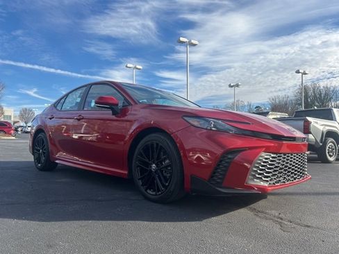 Used 2025 Toyota Camry SE image 3