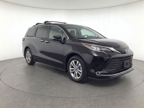 Used 2023 Toyota Sienna XLE w/ XLE Plus Package AWD/4WD image 2