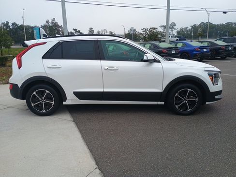 Used 2023 Kia Niro EX image 4