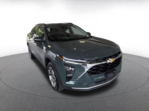 Used 2025 Chevrolet Trax LT FWD image 3