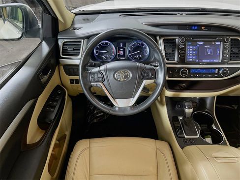 Used 2014 Toyota Highlander XLE image 21