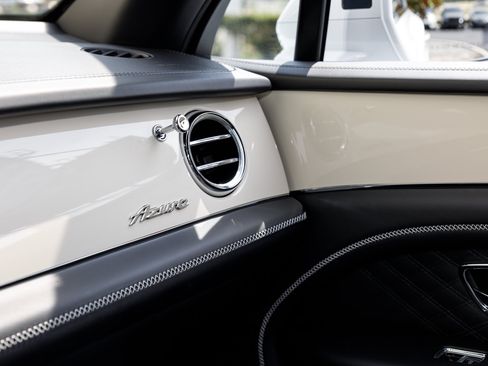 Certified 2023 Bentley Bentayga Extended Wheelbase AWD/4WD image 24