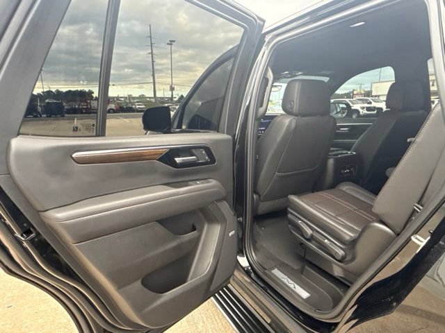 Used 2025 Chevrolet Tahoe High Country AWD/4WD image 15