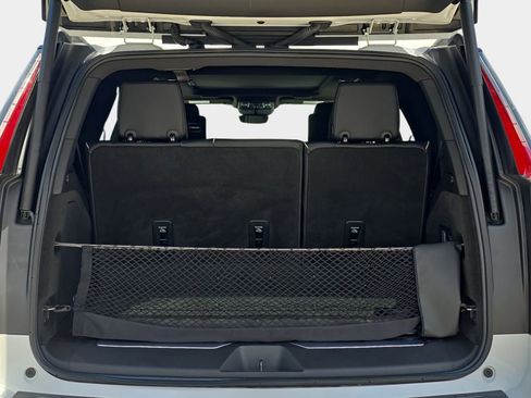Used 2024 Cadillac Escalade Premium Luxury RWD image 18