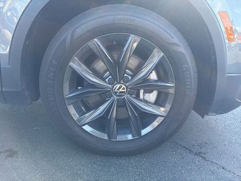 Used 2024 Volkswagen Tiguan SE image 38