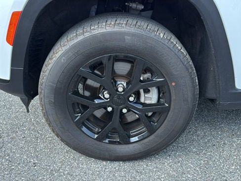 Certified 2025 Jeep Grand Cherokee L Altitude AWD/4WD image 9