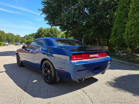 Used 2010 Dodge Challenger R/T RWD image 3