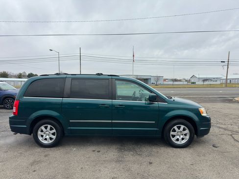 Used 2009 Chrysler Town & Country Touring image 11