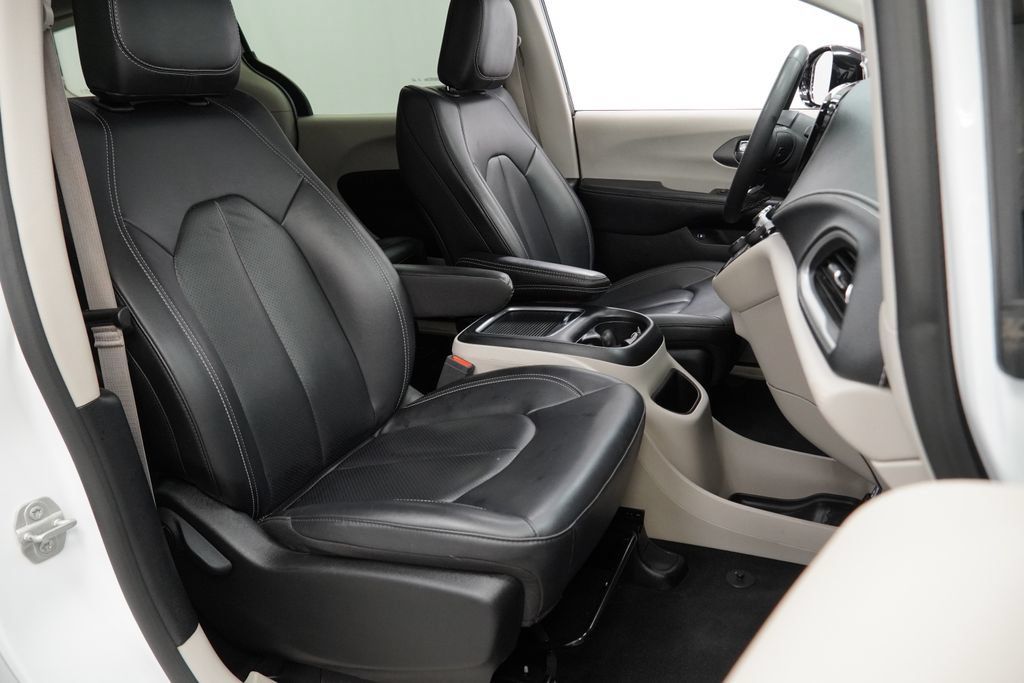 Used 2024 Chrysler Pacifica Limited FWD image 40