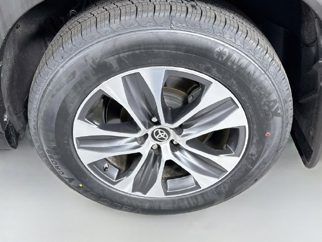 Used 2023 Toyota Highlander XLE FWD image 32