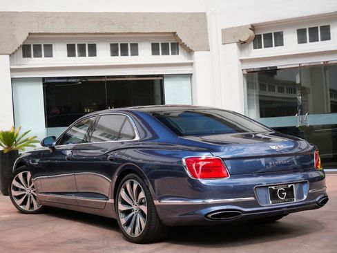 Used 2021 Bentley Flying Spur W12 image 3