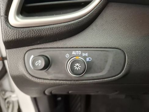 Used 2019 Chevrolet Trax LT w/ LT Convenience Package FWD image 18