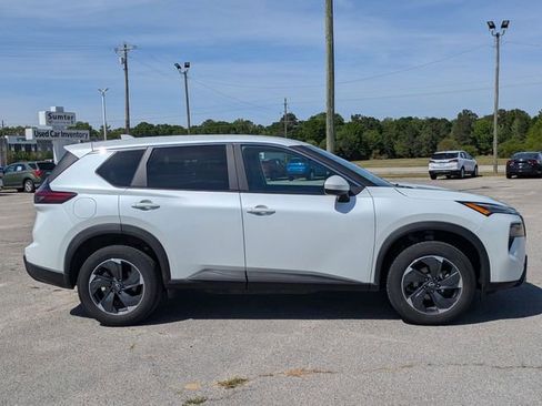 Used 2024 Nissan Rogue SV image 2