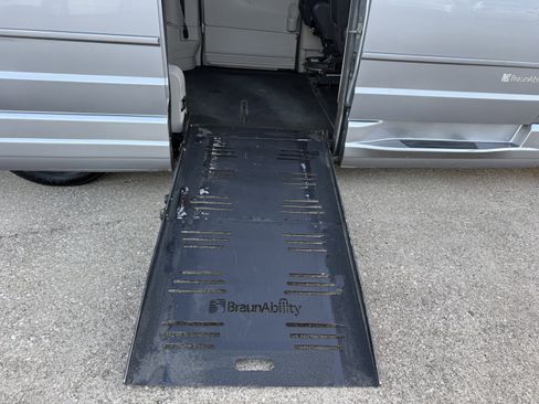 Used 2015 Dodge Grand Caravan SXT image 28