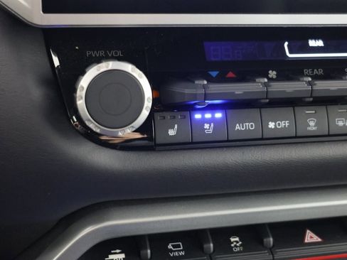 Used 2025 Toyota Sequoia Platinum image 9