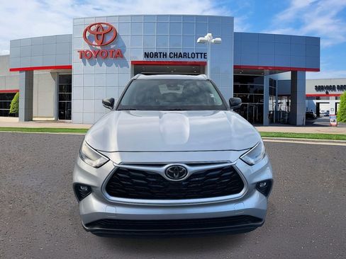 Used 2022 Toyota Highlander XLE image 4