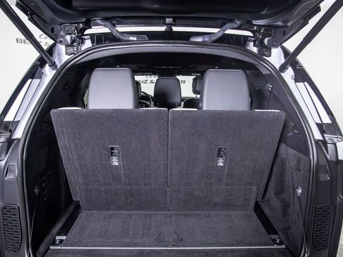 Used 2023 Land Rover Discovery Metropolitan Edition image 8