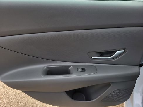 Certified 2025 Hyundai Elantra Sport image 8