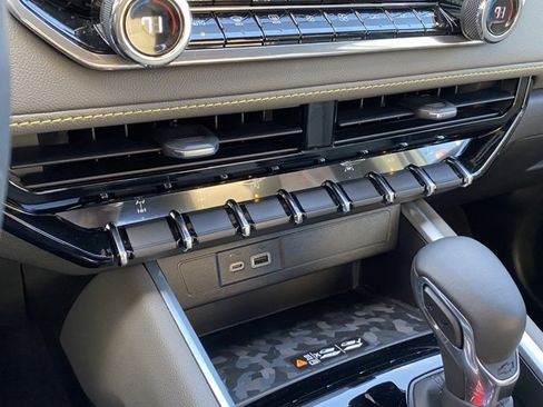 Used 2024 Chevrolet Colorado ZR2 w/ ZR2 Convenience Package III image 17