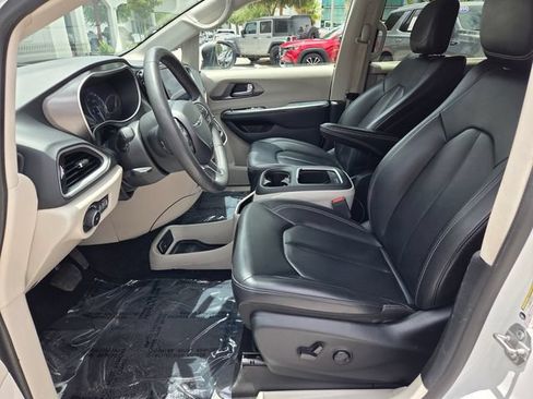 Used 2023 Chrysler Pacifica Touring-L FWD image 3