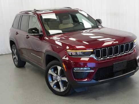 Certified 2025 Jeep Grand Cherokee Limited AWD/4WD image 9