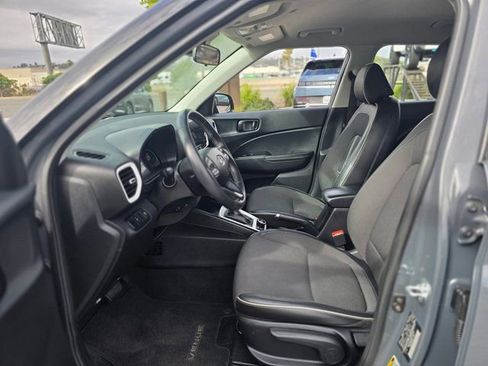 Used 2024 Hyundai Venue Limited image 12