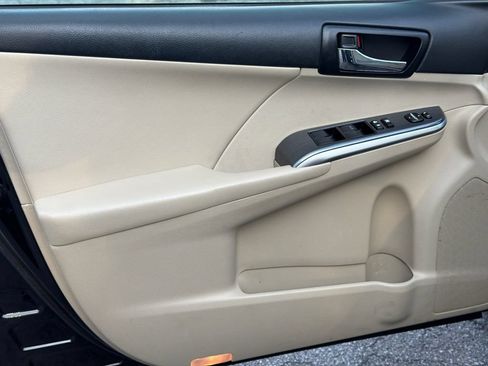 Used 2012 Toyota Camry XLE w/ Leather Pkg FWD image 16