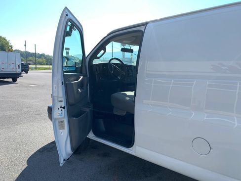Used 2018 Chevrolet Express 2500 w/ Driver Convenience Package RWD image 6