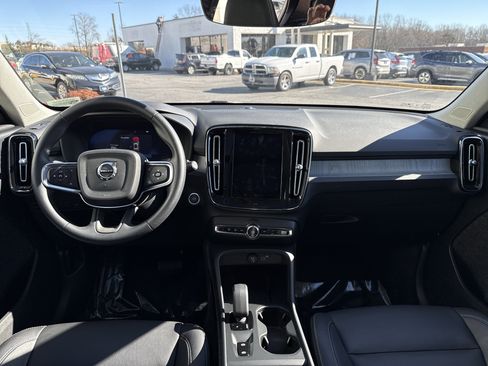 Used 2025 Volvo XC40 B5 Core image 29