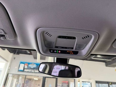 Used 2020 Chevrolet Traverse LT image 19