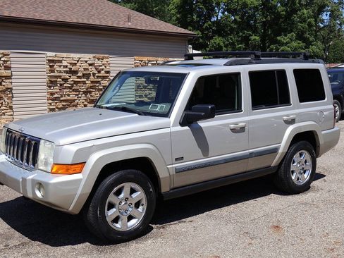 Used 2007 Jeep Commander Sport AWD/4WD image 4