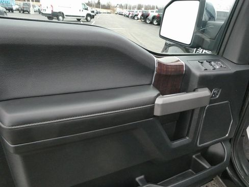 Used 2017 Ford F150 Platinum w/ Equipment Group 701A Luxury image 36