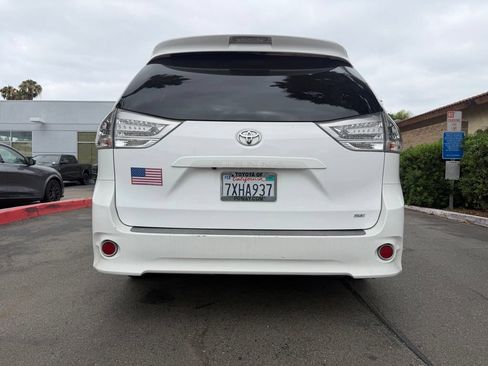 Used 2017 Toyota Sienna SE FWD image 13