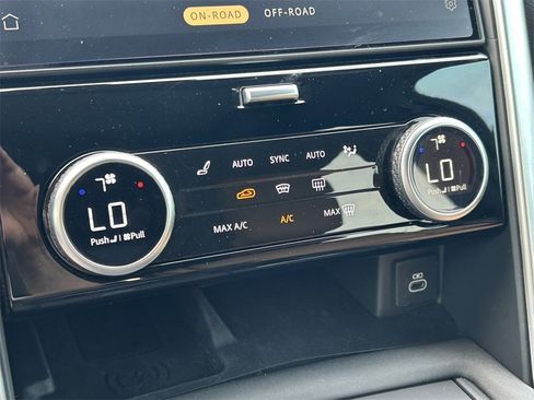 Used 2024 Land Rover Discovery Dynamic SE image 33