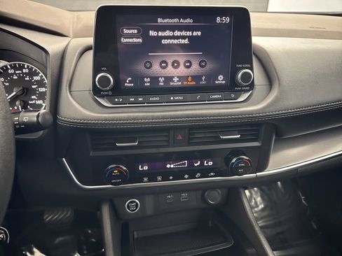 Used 2023 Nissan Rogue SV image 17