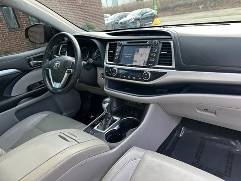 Used 2019 Toyota Highlander XLE image 24