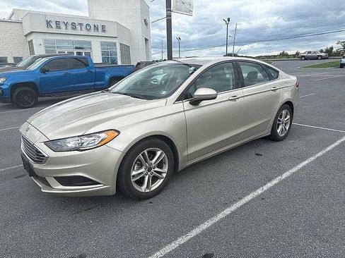 Certified 2018 Ford Fusion SE w/ Fusion SE Technology Package FWD image 2