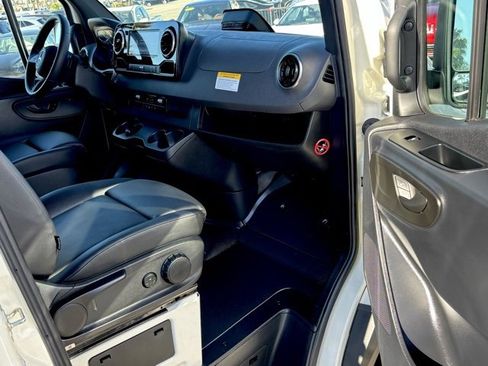 Used 2025 Mercedes-Benz Sprinter 2500 image 24