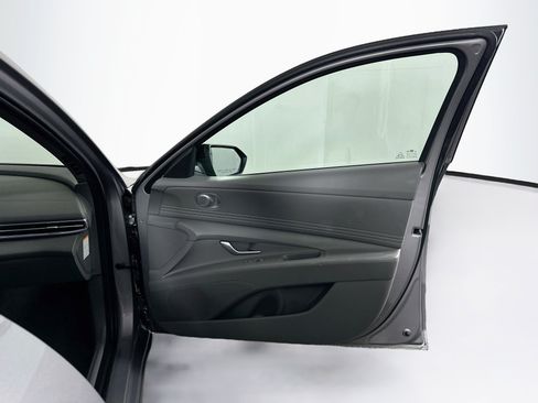 Used 2025 Hyundai Elantra SEL FWD image 31
