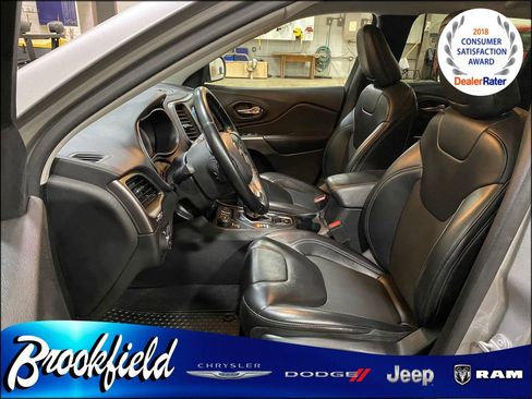 Used 2019 Jeep Cherokee Latitude Plus w/ Cold Weather Group AWD/4WD image 17