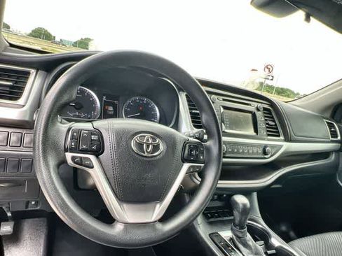 Used 2018 Toyota Highlander LE FWD image 15